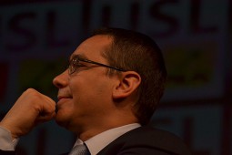 Victor Ponta isi da pumni
