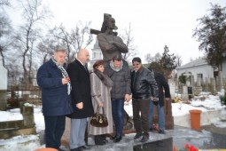 Grigore Vieru monument (1)