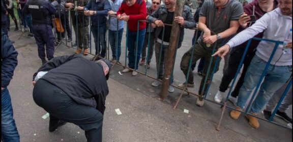 Umilirea batranilor la un protest in Iasi foto Tudor Ghioc,